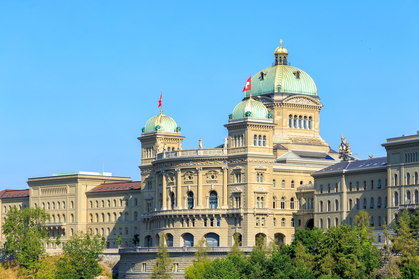 Le Palais fédéral est à la fois le siège du Conseil fédéral (gouvernement) et de l'Assemblée fédérale (parlement) suisse