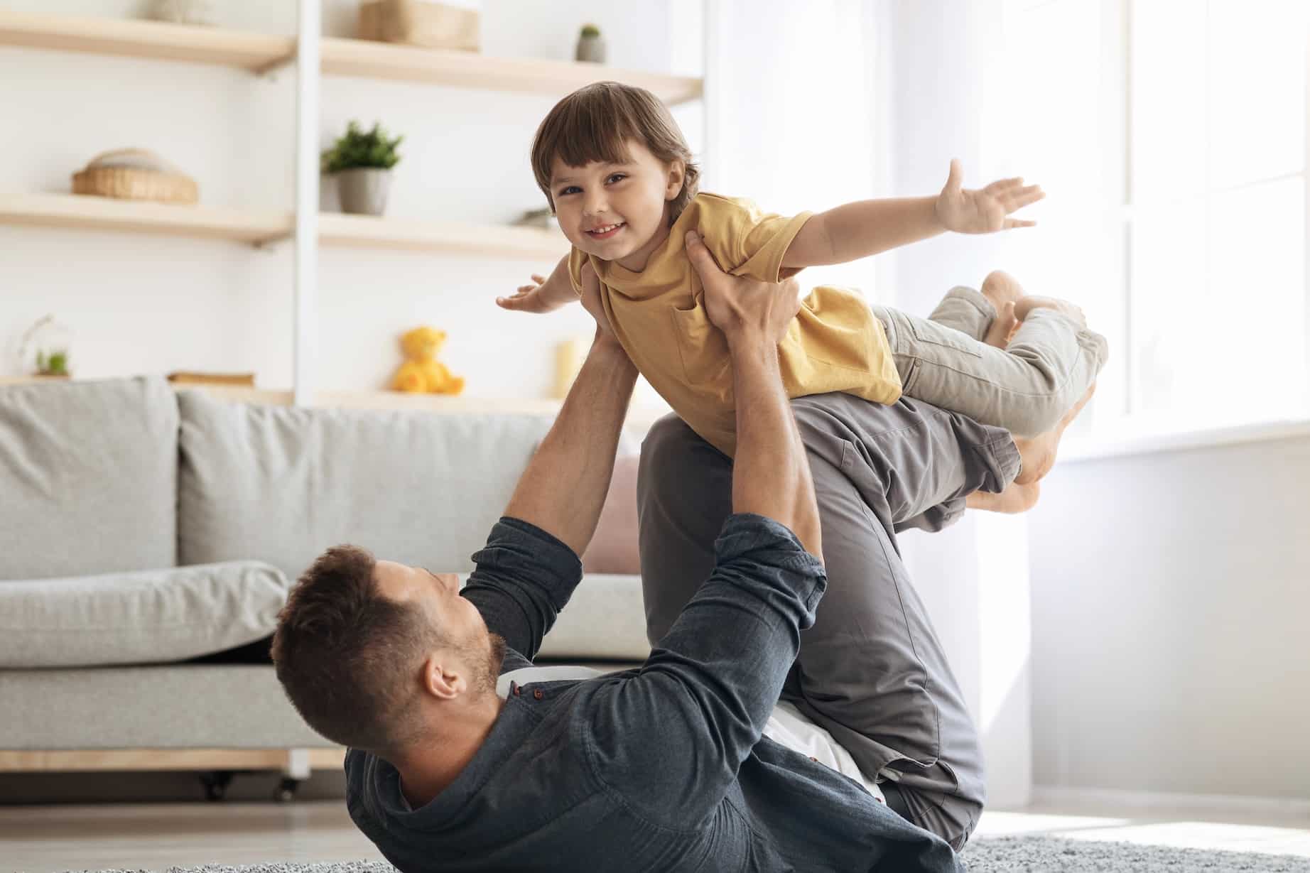 Happy young father lying on floor and carrying his little son on hands, kid playing plane and smiling to camera Depuis 2003, Pères Pour Toujours Genève s’engage pour la coparentalité et le maintien du lien entre parents et enfants. Découvrez l’histoire de l’association, ses actions, l’engagement de ses bénévoles et les étapes de son évolution, jusqu’à la modernisation de sa plateforme et de sa communication.